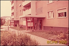 Osiedle mieszkaniowe Hirzenbach, dolna część elewacji oraz wejścia do budynku mieszkalnego, Zurych, Szwajcaria