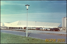 Hala sportowa, widok zewnętrzny od strony parkingu samochodowego, Malmö, Szwecja