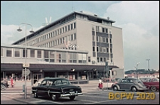 Centrum Handlowe Vällingby w centralnej części dzielnicy, widok zewnętrzny od strony parkingu samochodowego, Sztokholm-Vällingby, Szwecja