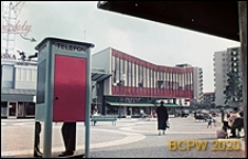 Fragment Centrum Handlowego V&auml;llingby na placu V&auml;llingby Torg przed dworcem kolejowym, Sztokholm-V&auml;llingby, Szwecja