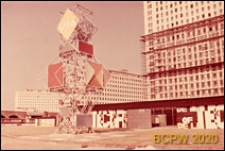 VI Kongres UIA, metalowa konstrukcja z logotypem UIA przy pawilonie wystawowym, Londyn, Wielka Brytania