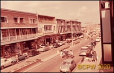 Dwupiętrowe budynki mieszkalne z pomieszczeniami sklepowymi na parterze wzdłuż głównej ulicy w centrum miast, widok z góry, Corby, Anglia, Wielka Brytania