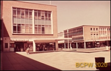 Budynki miejskie z pomieszczeniami sklepowymi na parterze w centrum miasta, Crawley, Anglia, Wielka Brytania
