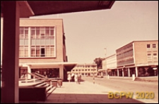 Budynki biurowe z pomieszczeniami sklepowymi na parterze w centrum miasta, Crawley, Anglia, Wielka Brytania