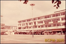 Elewacja budynku miejskiego czterokondygnacyjnego z pomieszczeniami sklepowymi na parterze, Harlow, Anglia, Wielka Brytania