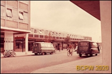 Budynek miejski dwukondygnacyjny z pomieszczeniami sklepowymi na parterze, widok od strony ulicy, Harlow, Anglia, Wielka Brytania