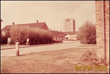 Fragment zabudowy mieszkaniowej, widok od strony drogi osiedlowej, Harlow, Anglia, Wielka Brytania