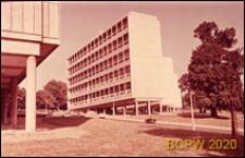 Osiedle LCC Alton Estate, budynek mieszkalny pięciokondygnacyjny typu "maisonettes", widok od strony uliczki osiedlowej, Londyn, Wielka Brytania