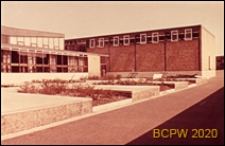 Szkoła średnia zawodowa, pływalnia, widok od strony dziedzińca szkolnego, Londyn, Wielka Brytania