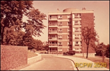 Osiedle mieszkaniowe Derby Hill Estate, budynek mieszkalny sześciokondygnacyjny, widok od strony ulicy osiedlowej, Londyn, Wielka Brytania