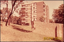 Osiedle mieszkaniowe Derby Hill Estate, budynek mieszkalny sześciokondygnacyjny, widok od strony parku, Londyn, Wielka Brytania