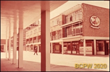 Osiedle mieszkaniowe Brandon Estate, widok z podcienia na budynek mieszkalny dwupiętrowy z pomieszczeniami sklepowymi na parterze, Londyn, Wielka Brytania