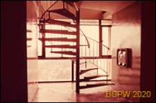 Osiedle mieszkaniowe Brandon Estate, widok klatki schodowej w budynku mieszkalnym, Londyn, Wielka Brytania