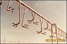 Osiedle mieszkaniowe Bellah&oslash;j, uchwyty przy stojakach na rowery przy budynku pływalni, Kopenhaga, Dania