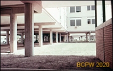 Wioska Olimpijska, fragment elewacji budynku, widok spod podcienia, Rzym, Włochy