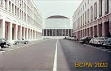 Dzielnica Esposizione Universale di Roma, widok na Pałac Zjazdów i Kongresów od strony ulicy, Rzym, Włochy