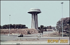 Dzielnica Esposizione Universale di Roma, wieża wodna przy Pałacu Sportu, widok od strony skrzyżowania dróg, Rzym, Włochy