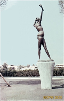 Dzielnica Esposizione Universale di Roma, rzeźba zawodnika ze zniczem przy Pałacu Sportu, Rzym, Włochy