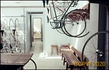 Welodrom, wnętrze pomieszczenia pomocniczego przeznaczonego dla przechowywania rower&oacute;w, Rzym, Włochy