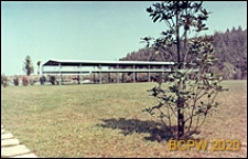 Ośrodek sportowy Acqua Acetosa, otwarty pawilon z dachem opartym na kolumnach w krajobrazie, Rzym, Włochy