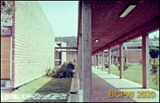 Ośrodek sportowy Acqua Acetosa, pergola oraz elewacja boczna pawilonu z cegły, Rzym, Włochy