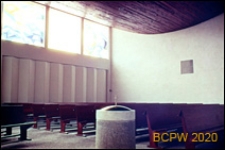 Dzielnica Slotervaart, kości&oacute;ł reformowany De Ark, wnętrze, ławki dla wiernych i chrzcielnica, Amsterdam, Niderlandy