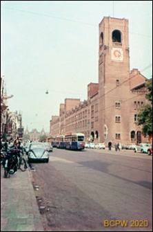 Giełda Berlage przy ulicy Damrak w centrum miasta, widok na wieżę zegarową, Amsterdam, Niderlandy
