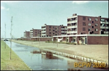 Osiedle mieszkaniowe w dzielnicy Slotervaart w zachodniej części miasta, fragment zabudowy, widok od strony kanału, Amsterdam, Niderlandy