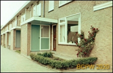 Osiedle mieszkaniowe w dzielnicy Slotervaart w zachodniej części miasta, jednorodzinne domy mieszkalne w układzie szeregowym, wejście do jednego z domów, Amsterdam, Niderlandy