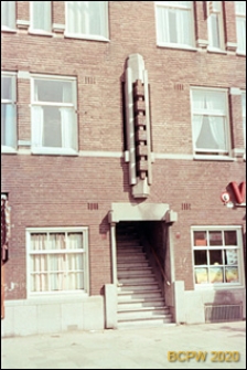 Fragment elewacji budynku mieszkalnego oraz schody wejsciowe, Amsterdam, Niderlandy