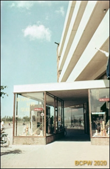 Osiedle mieszkaniowe w dzielnicy Slotervaart w zachodniej części miasta, parter sklepowy w budynku mieszkalnym, Amsterdam, Niderlandy