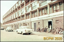 Galeriowiec mieszkalny w pobliżu kościoła, widok zewnętrzny, Amsterdam, Niderlandy