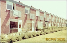 Osiedle mieszkaniowe w dzielnicy Slotervaart w zachodniej części miasta, jednorodzinne domy mieszkalne w zabudowie szeregowej, widok zewnętrzny, Amsterdam, Niderlandy