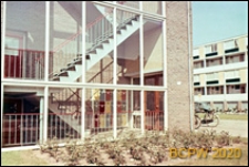 Osiedle mieszkaniowe, wewnętrzna klatka schodowa w budynku mieszkalnym, Hilversum, Niderlandy