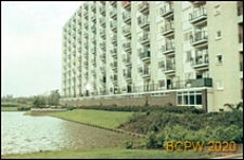 Wielokondygnacyjny budynek mieszkalny, widok od strony stawu, Rotterdam, Niderlandy