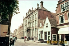 Fragment zabudowy ulicy miejskiej, Volendam, Niderlandy