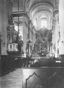 Kościół św. Franciszka z Asyżu w Warszawie. Wnętrze