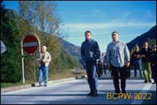 Grupa studencka na spacerze w Alpach, Austria