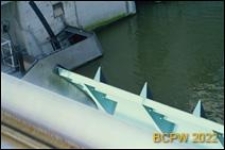 Zbliżenie na zamknięcie segmentowe z klapą na jazie w stronę wody górnej, Freudenau, Austria