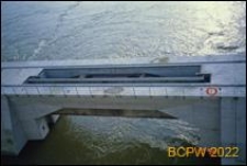 Zbliżenie na stanowisko dolne elektrowni, zasuwy płaski od strony wody dolnej, Freudenau, Austria