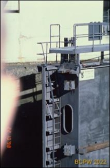 Zbliżenie na konstrukcję stalowych wrót wsporczych śluzy, stopień wodny Melk, Dunaj, Austria