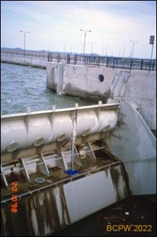 Stopień wodny Gabcikovo, widok na zamknięcie segmentowe wyposazone w klapę w górnej części od strony wody dolnej, Słowacja