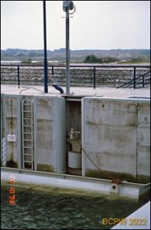 Stopień wodny Gabcikovo, widok na komorę śluzy, zbliżenie na stanowisko do cumowania w śluzie, Słowacja