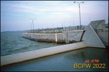 Stopień wodny Gabcikovo, widok na zamknięcie segmentowe wyposażone w klapę w górnej części od strony wody górnej, Słowacja