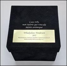 Statuetka z okazji nadania Wyróżnienia „Kosmos Pitagorasa” Laus tibi, non tuleris qui vincula mente animoque prof. Władysławowi Findeisenowi, w dniu 26 kwietnia 2022 r.