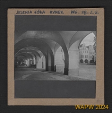 Podcienia zabytkowych kamienic przy Rynku w Jeleniej G&oacute;rze