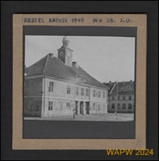 Zabytkowy ratusz na rynku, widok og&oacute;lny, Reszel