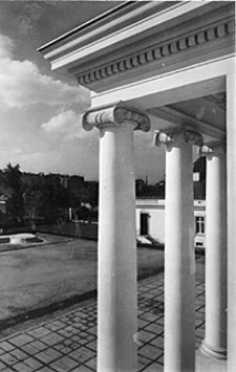 Fragment portyku wejściowego pałacu Belwederskiego w Warszawie