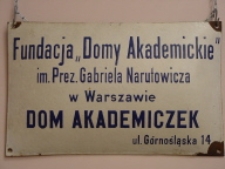 Szyld z budynku akademika z okresu międzywojennego