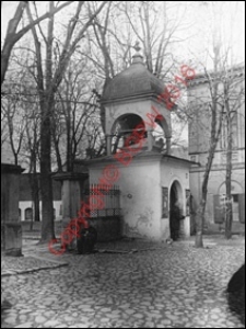 Zespół klasztorny Bernardynów. Bramka na dziedzińcu z figurą Pana Jezusa. Widok z przed 1939 roku. Radom